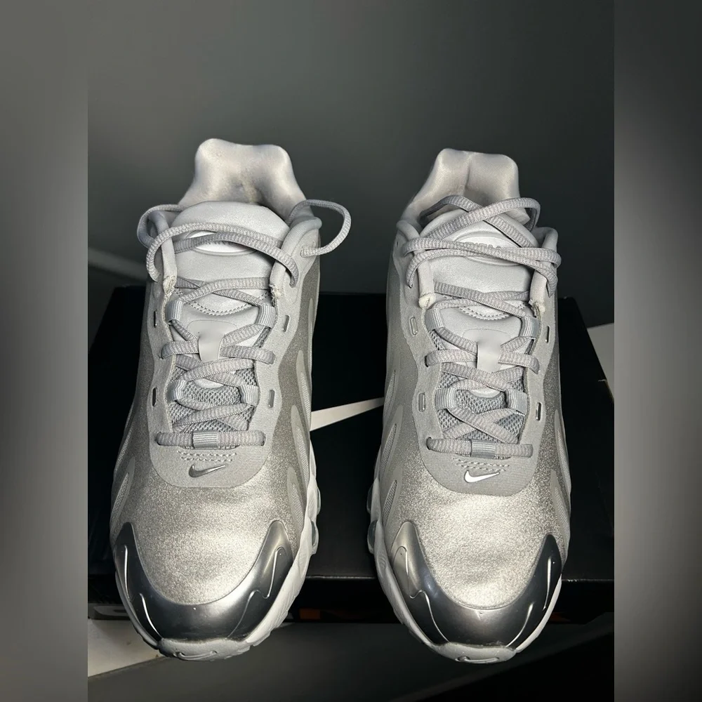 Nike Air Max‎ NWT DN8 Metallic Silver Sneakers